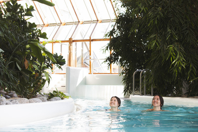 baden-binnen-vrouwen-zwemmen
